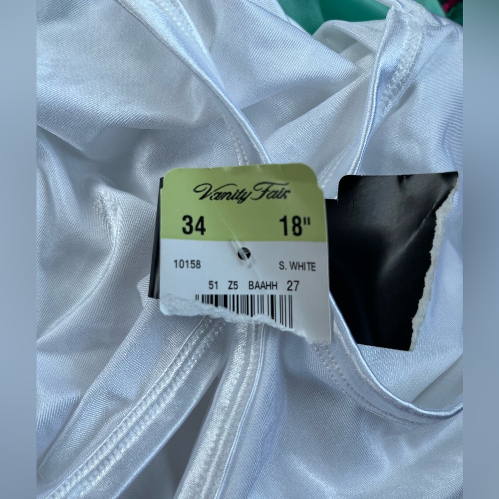 NWT’s Vanity Fair Dual Reversible Neckline Straight/V-Neck Slip Nighty Lounger - Picture 7 of 12